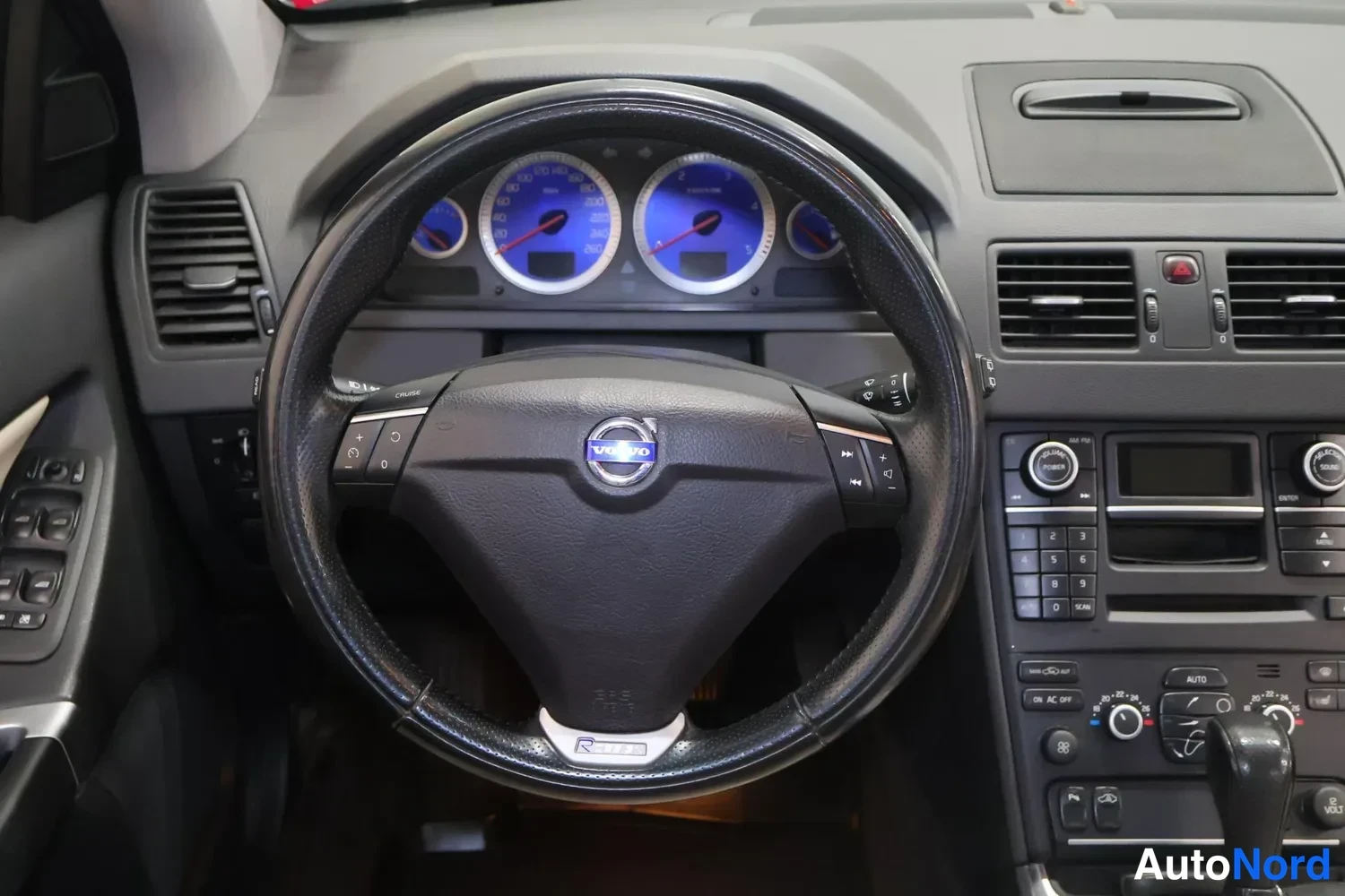 Muu: Volvo-ohjauspyörä, siniset mittarit ja kojelauta, autotallissa