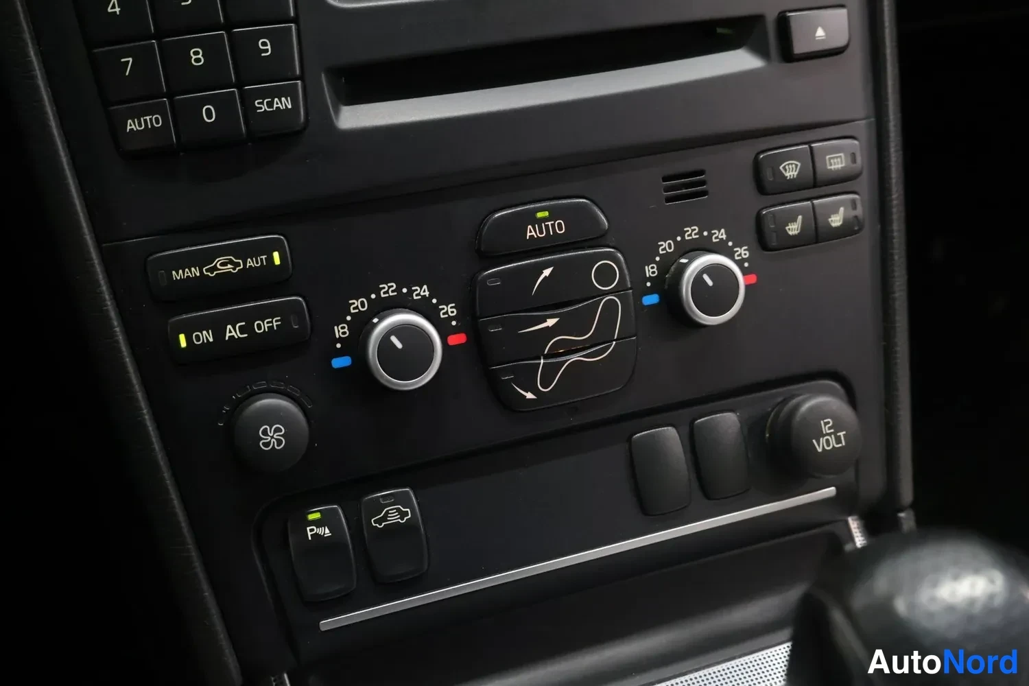 Muu: Keskikonsolin ilmastointipaneeli AUTO- ja AC-napeilla, lämpötilanäytöillä 18–26 sekä 12 VOLT-pistorasialla.