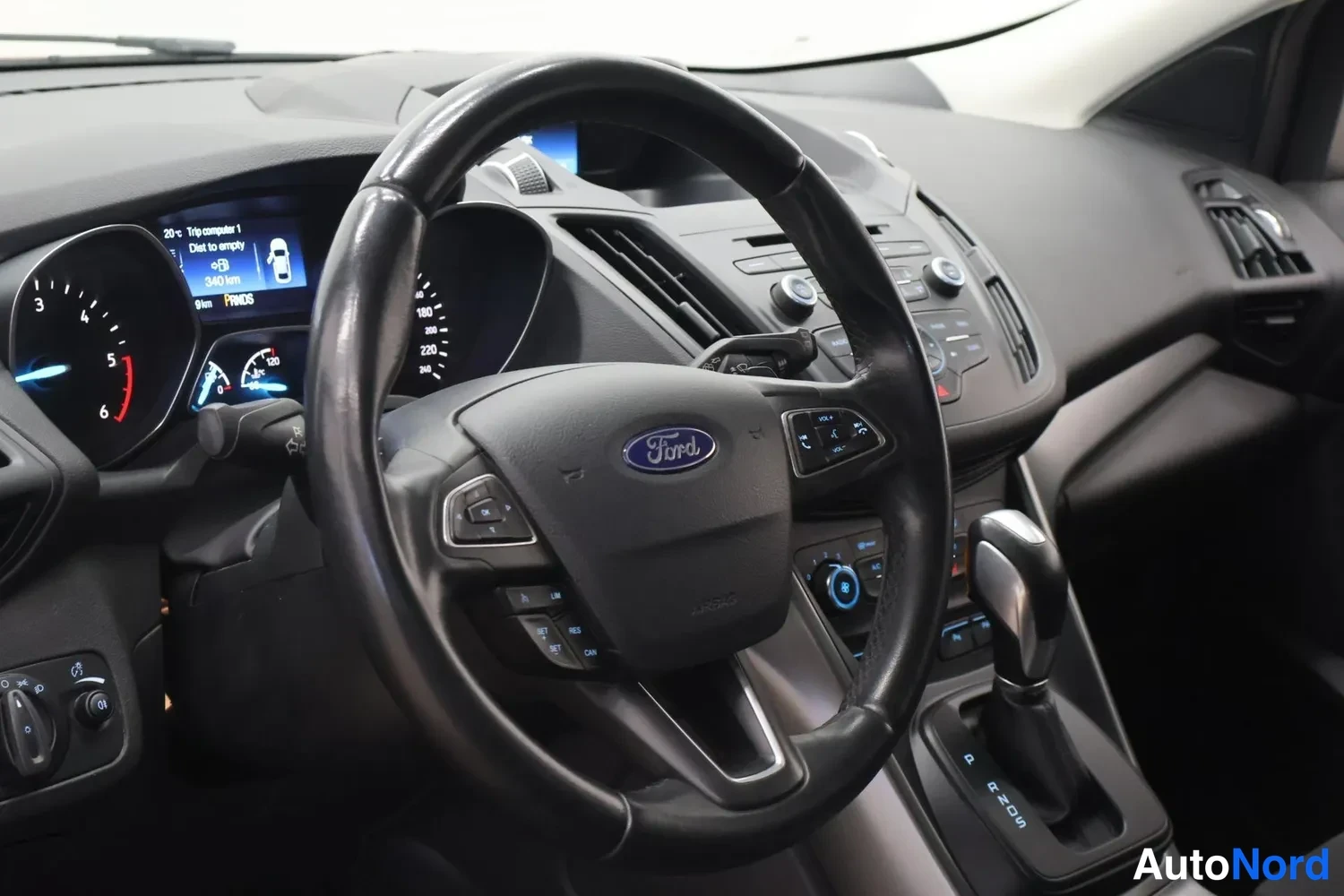 Muu: ohjauspyörä ja kojelauta, Ford-merkki näkyvissä