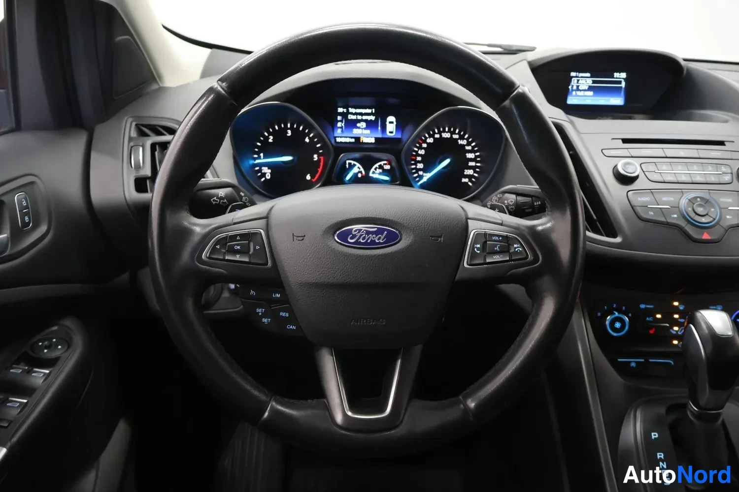Muu: ohjauspyörä ja kojelauta lähikuvassa, Ford-merkki
