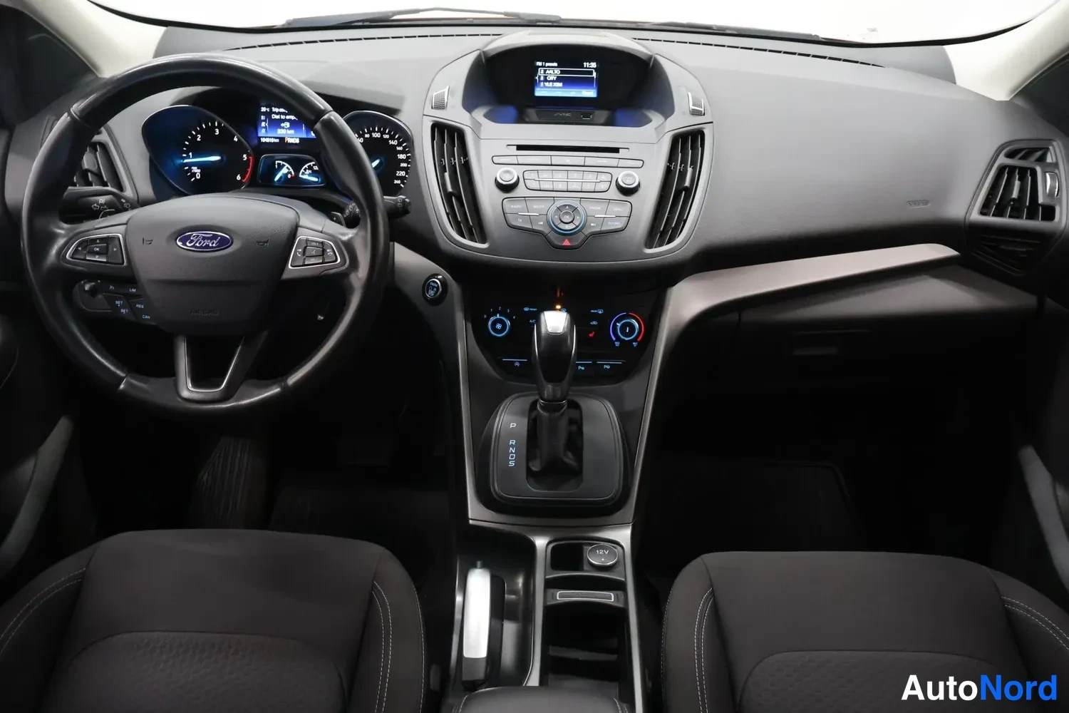 Yksityiskohta: Ohjaamo yksityiskohtainen kuva: ohjauspyörä, kojelauta ja keskikonsoli Ford Kuga -autossa