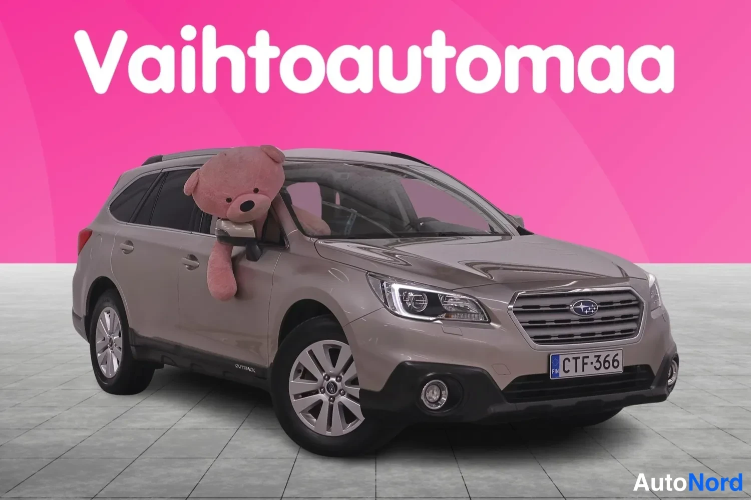 Etuviisto, nokka oikealle: Beige farmari autonäkymä kolmesta neljäsosasta, keulasta vasemmalle, rekisteriltä.