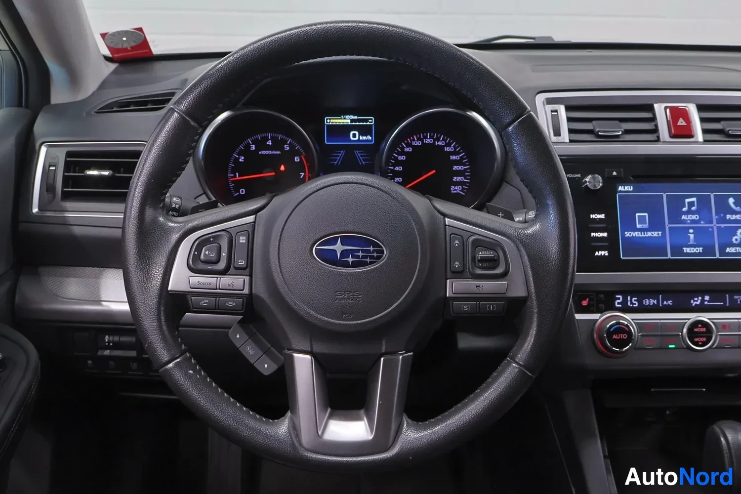 Muu: Ohjauspyörä ja mittaristo lähikuvassa; Subaru-merkki, nopeusmittari, kierroslukumittari ja infotainment-näyttö