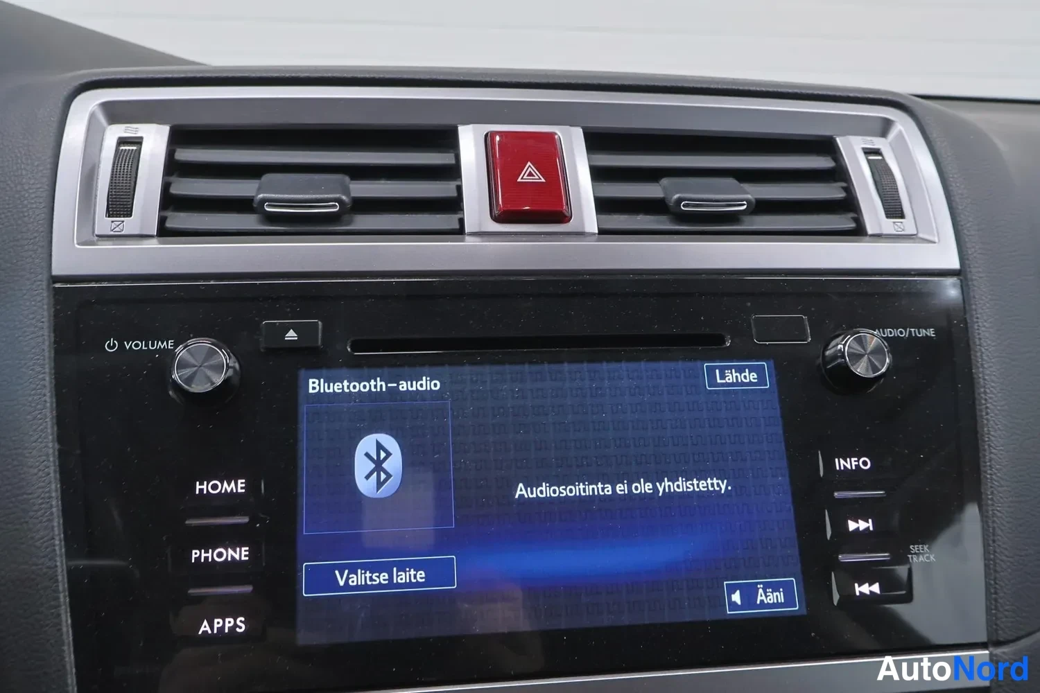 Yksityiskohta: Kojelaudan keskikonsolin radio näyttö, jossa Bluetooth-audio valikko ja teksti 'Audiosoitinta ei ole yhdistetty'.