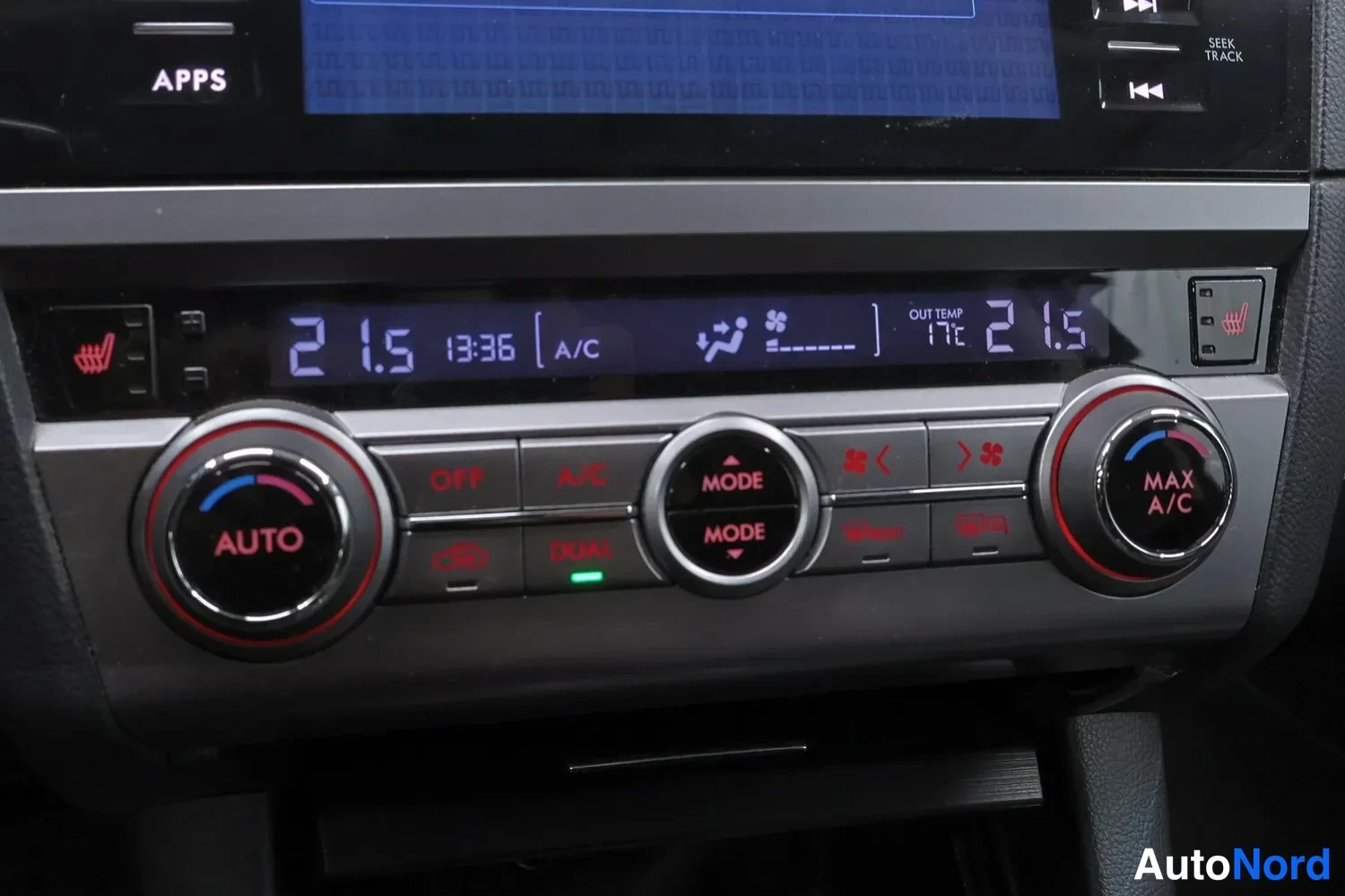 Yksityiskohta: Keskikonsolin ilmastointipaneeli, jossa näytetään 21,5 astetta, A/C, OUT TEMP 17°C ja AUTO- ja MAX A/C-säätimet.