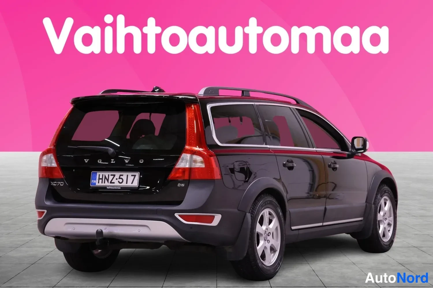 Takaviisto: Takakulmassa oleva kuva mustasta Volvo XC70:stä, selkeästi näkyvä rekisterikilpi sekä D5-moottorin tunnus
