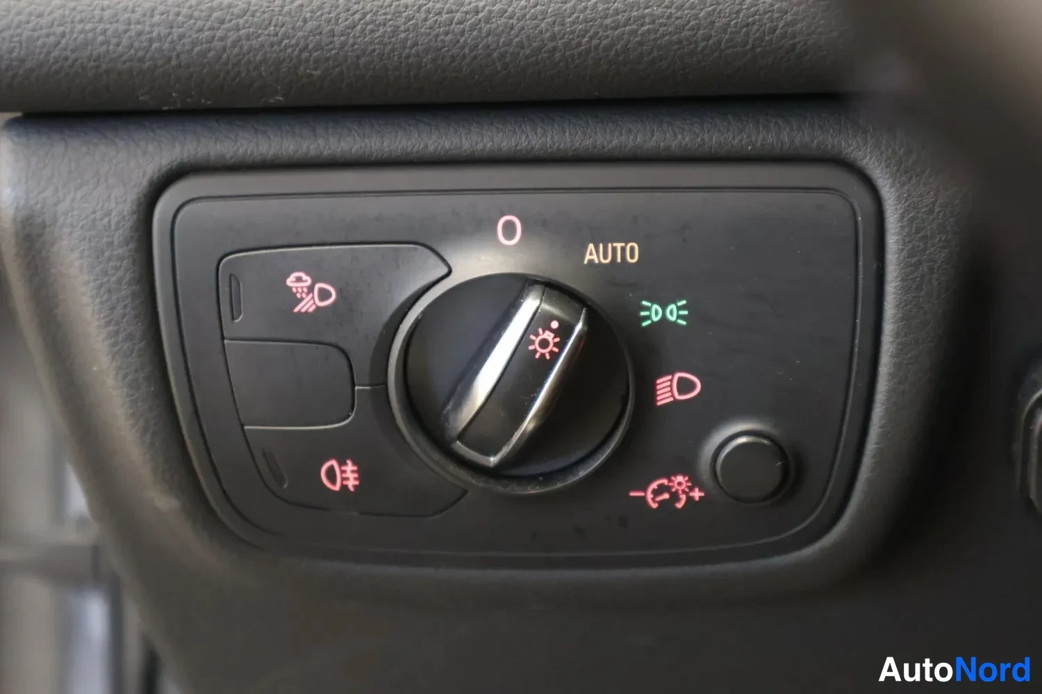 Muu: Sisäkuva: auton valaistuskytkin AUTO-asennossa, symbolit sumuvaloille ja säätövalitsin.