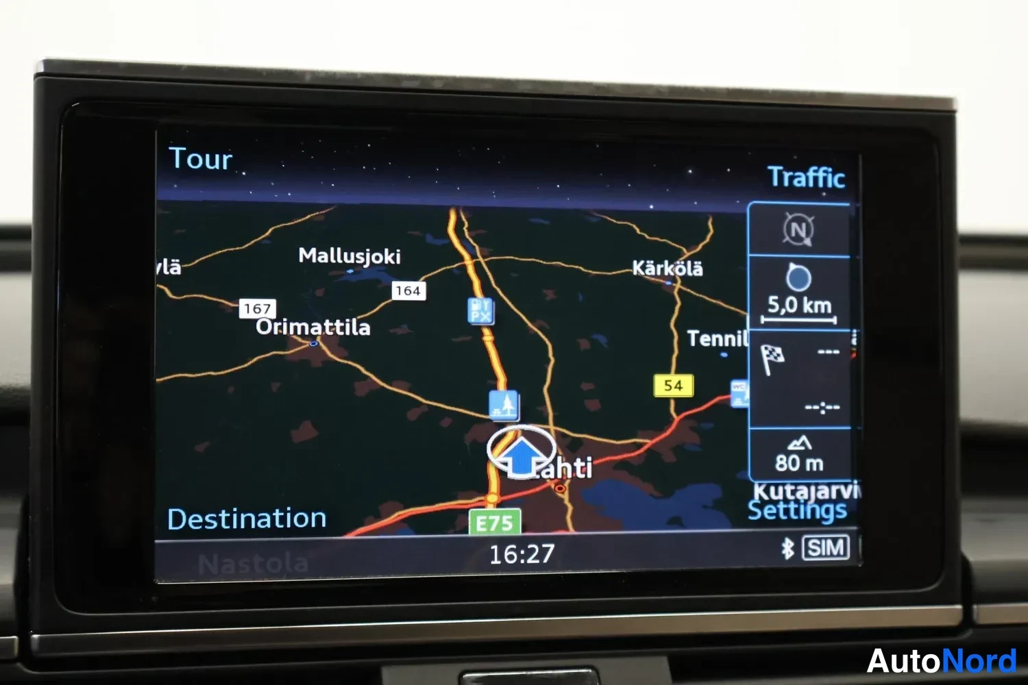 Muu: Audi MMI-navigointinäyttö, jolla suomenkielinen kartta Orimattilan, Lahden ja Nastolan alueelta, E75-reitti, kello 16:27 ja Traffic-valikko.