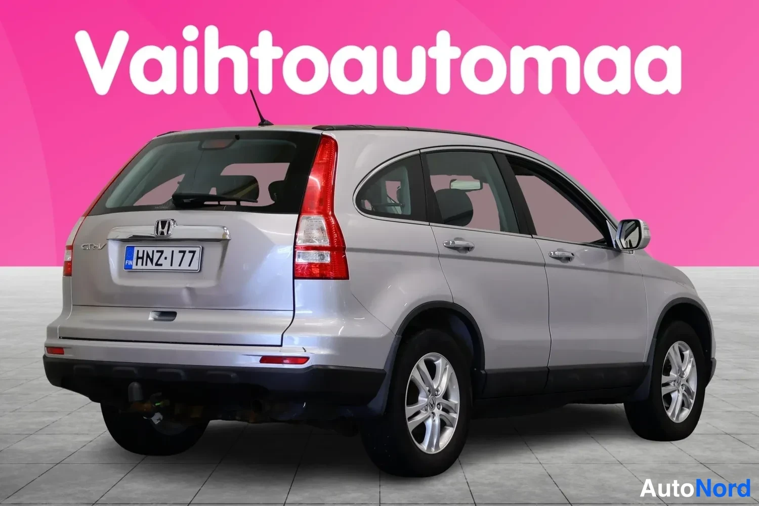 Takaviisto: Hopeinen Honda CR-V takaa sivulta kuvattuna, rekisteritunnus.