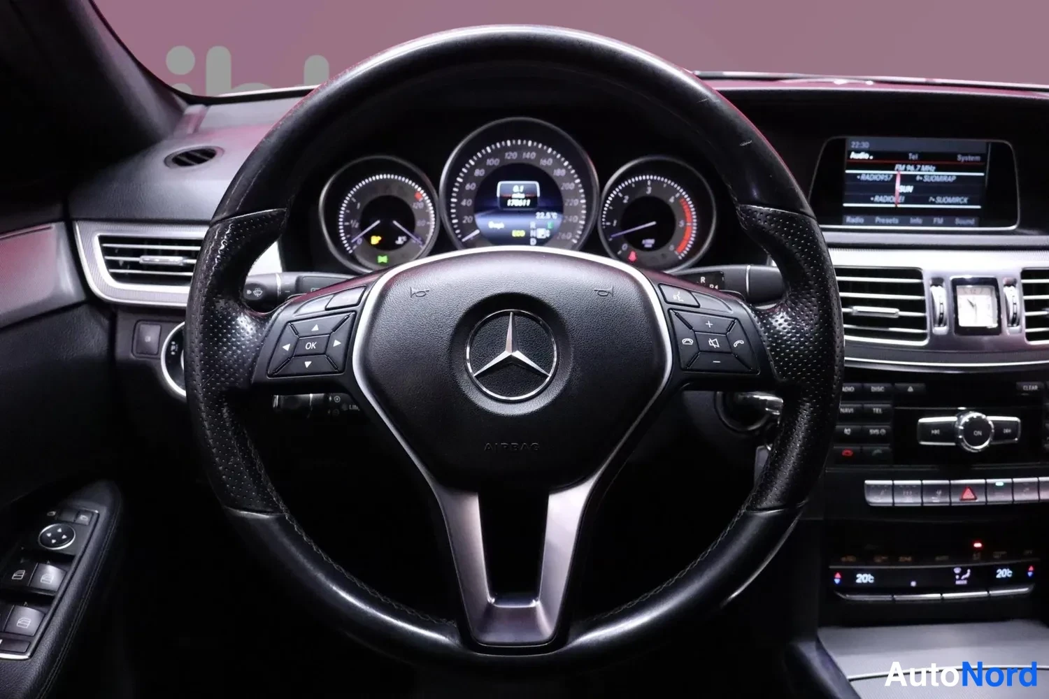 Muu: Mercedes-tunnuksellinen ohjauspyörä, mittaristo ja keskusnäyttö, radion kuuntelu käynnissä.