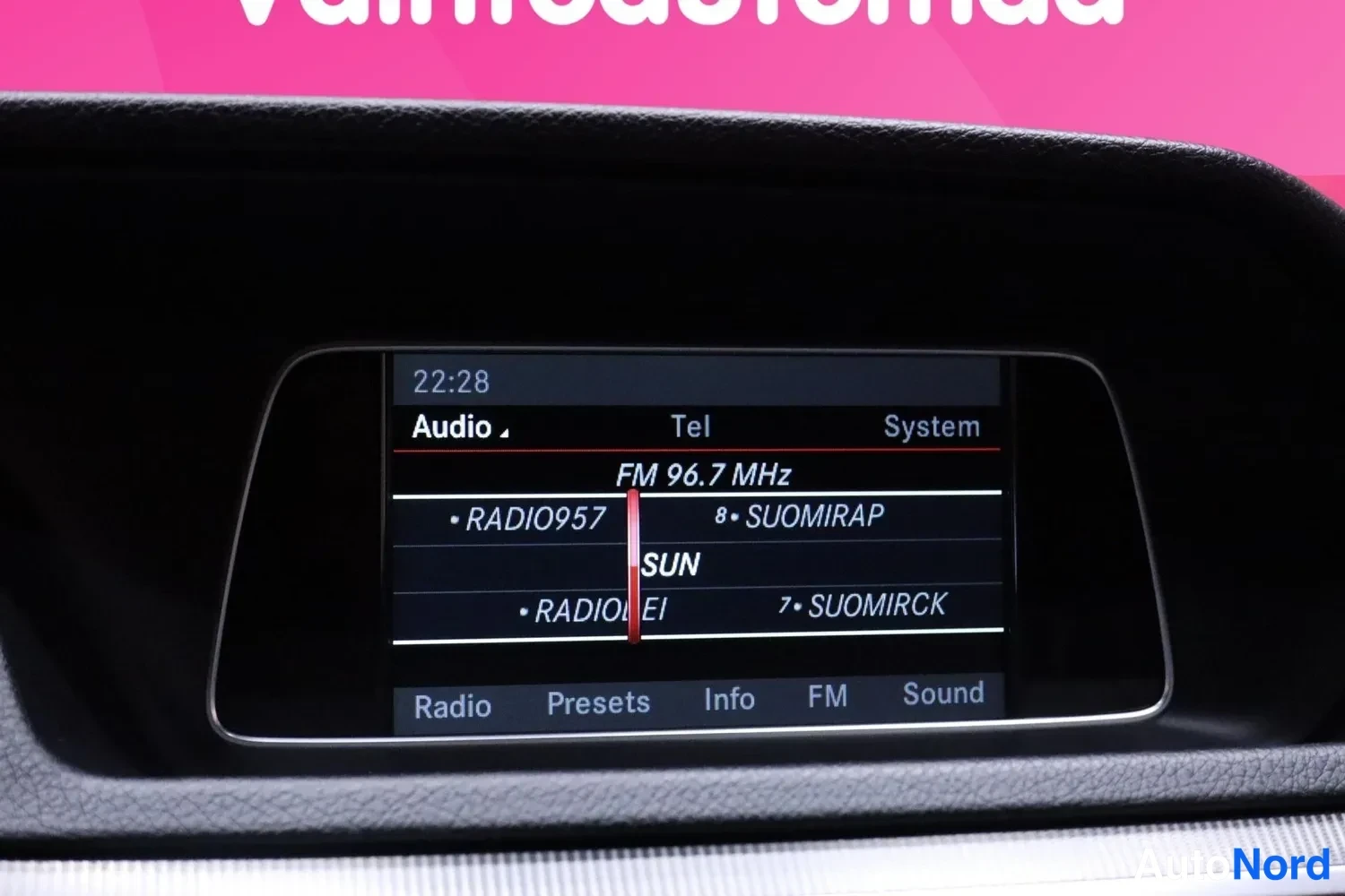 Muu: Keskusnäytön radiovalikko taajuudella FM 96,7 MHz, esiasetettuja asemia kuten RADIO957 ja SUOMIRAP.