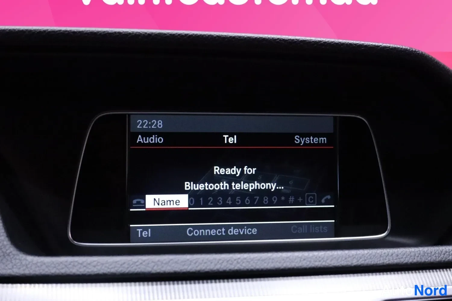 Muu: Keskusnäyttö puhelinvalikossa: teksti Ready for Bluetooth telephony... ja Connect device -valinta.