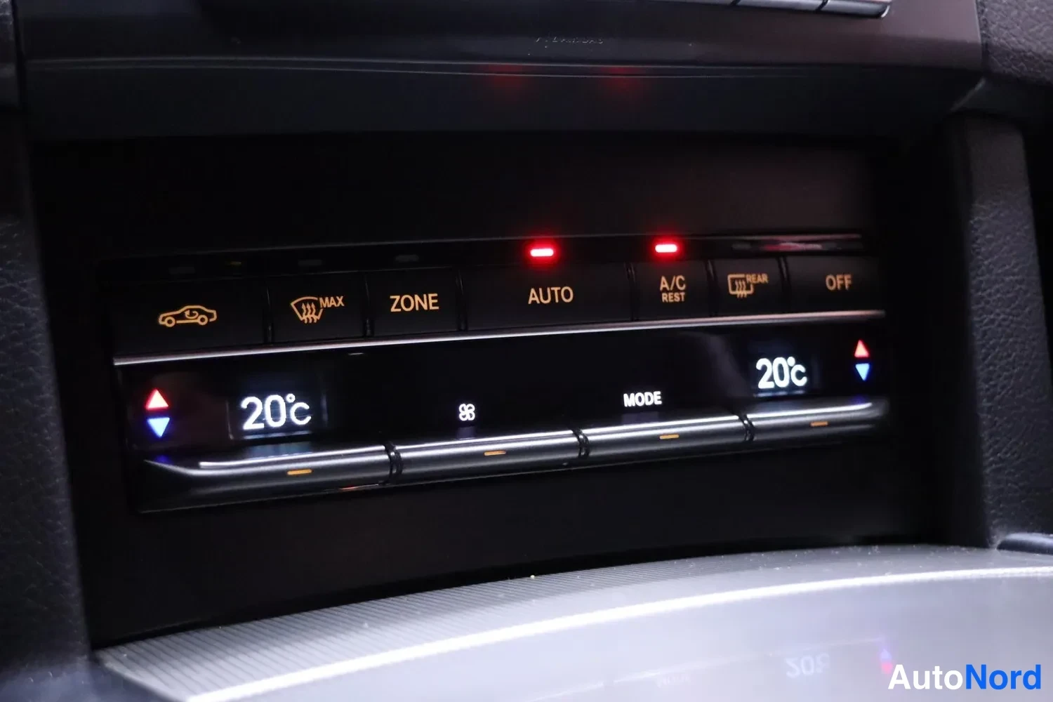 Sivulta: Ilmastointipaneelin näppäimet: AUTO, ZONE, A/C REST ja OFF; molempien puolien lämpötila 20°C.