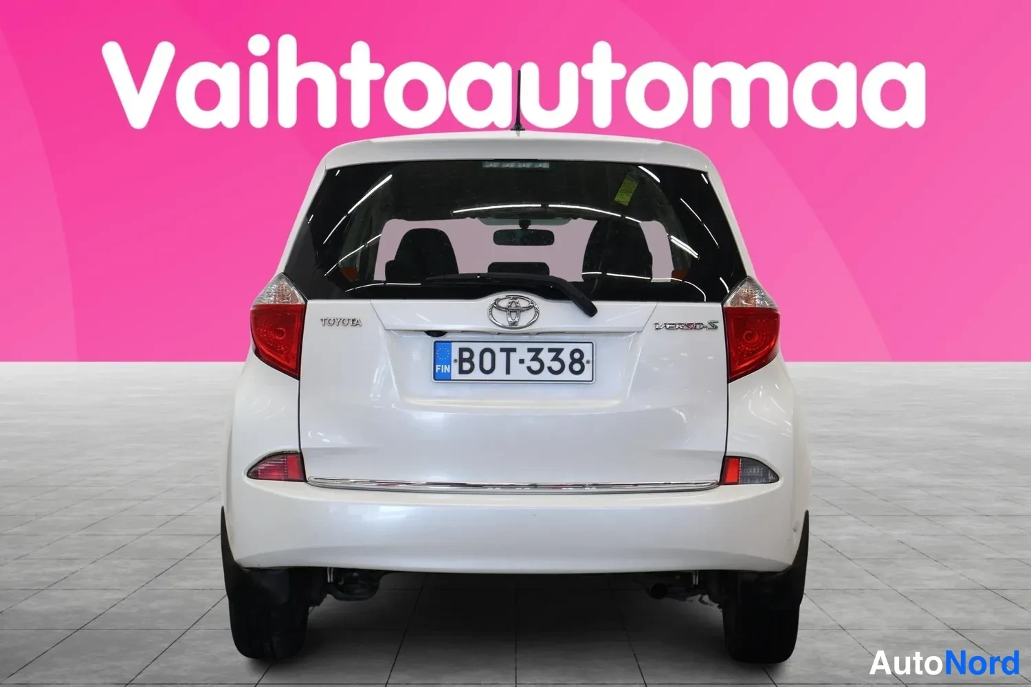Takaa: Valkoisen Toyota Verso-S:n takaosa suoraan takaa, rekisterikilpi.