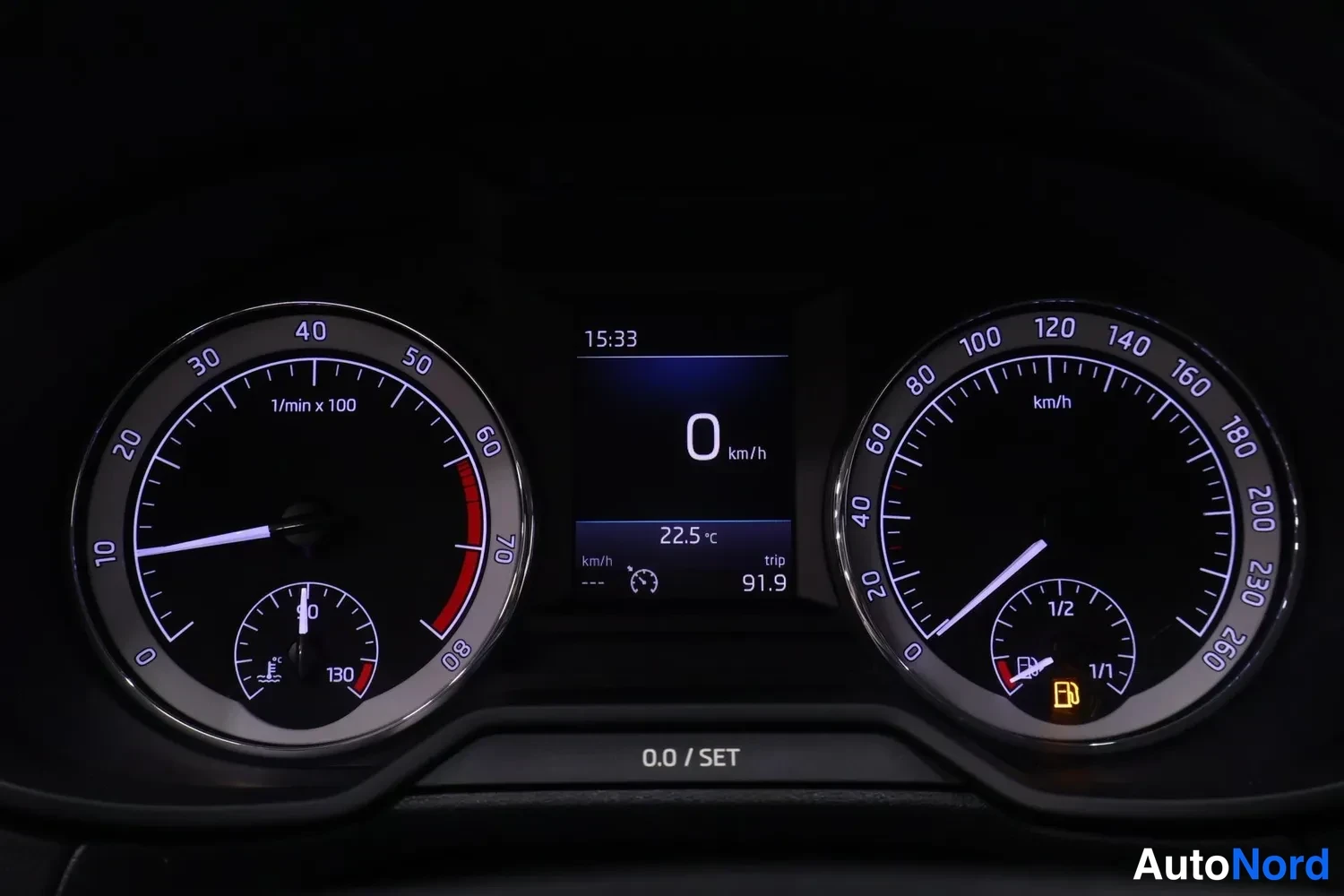 Muu: Instrumenttiryhmä: tachometri 0–8 (1/min x 100) ja nopeusmittari 0–260 km/h, näytöllä kellonaika 15:33, nopeus 0 km/h, lämpötila 22,5 °C ja matkamittari 91,9; p