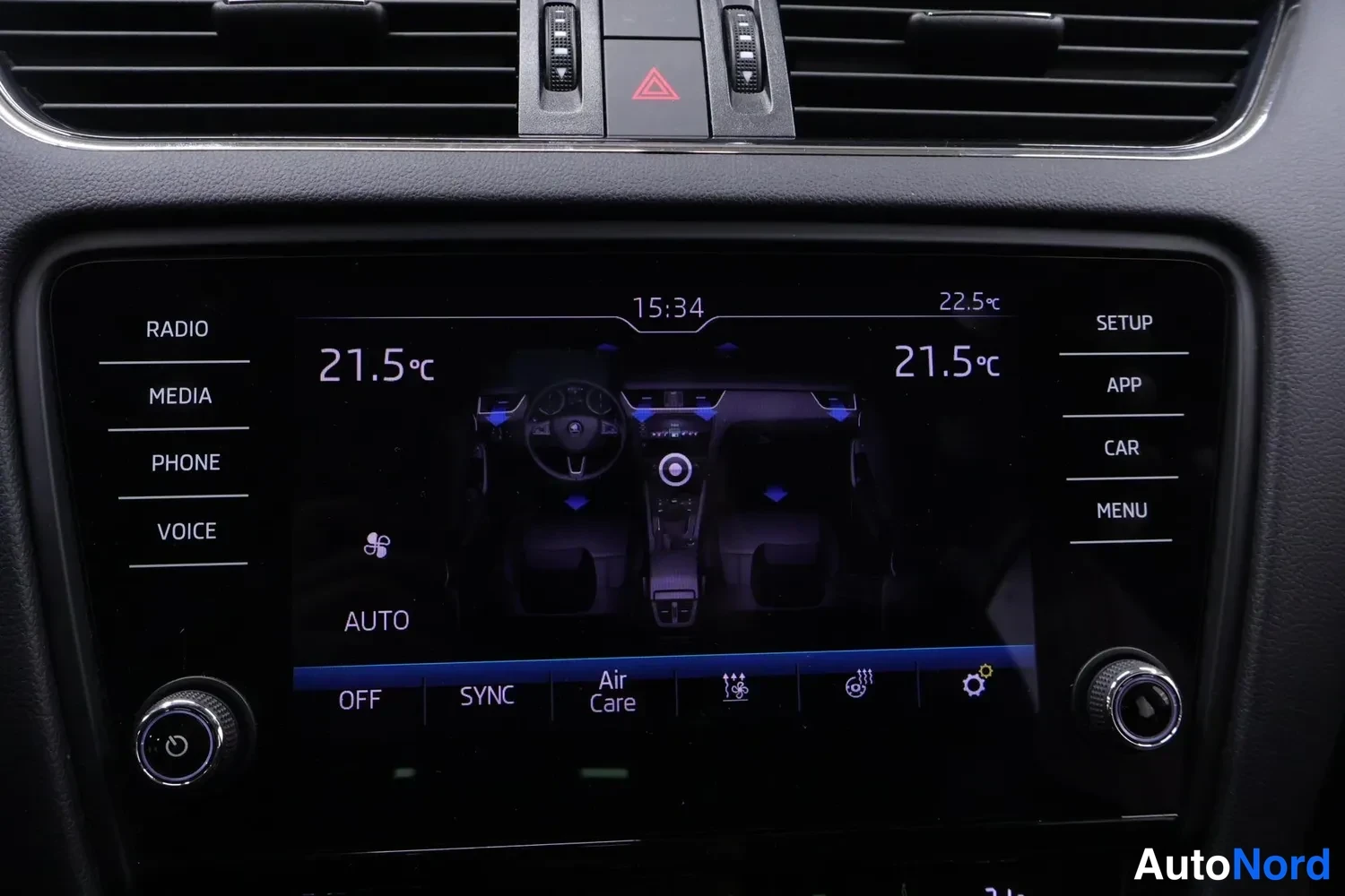 Yksityiskohta: Auton infotainment-näyttö näyttää kaksivyöhykkeisen ilmastoinnin asetukset, lämpötilat 21,5 °C molemmin puolin ja valinnat OFF, SYNC ja Air Care