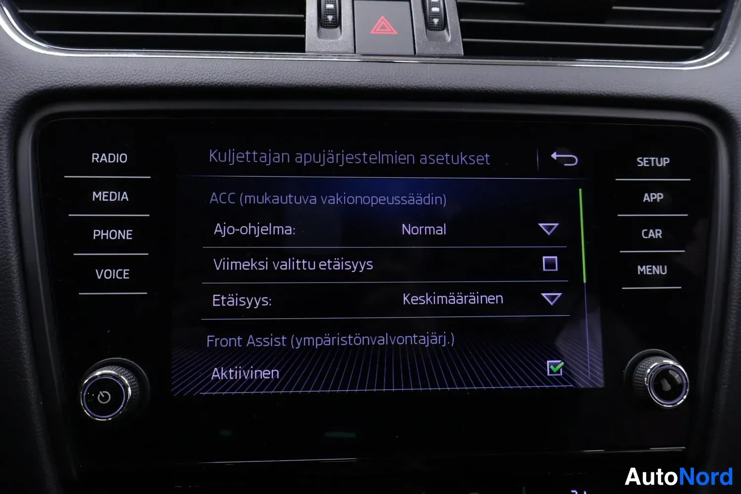 Muu: Kojelaudan näyttö, jossa Kuljettajan apujärjestelmien asetukset: ACC (mukautuva vakionopeussäädin), Front Assist aktiivinen.