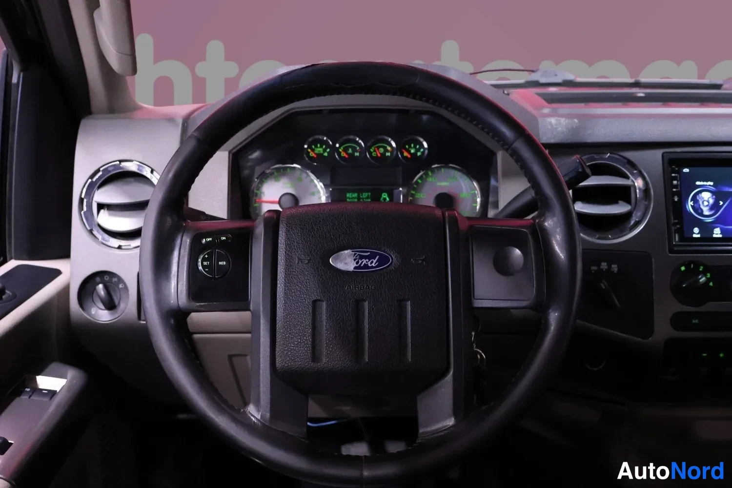 Muu: Ford-merkillinen ohjauspyörä ja mittarit, joissa vihreitä valoja.