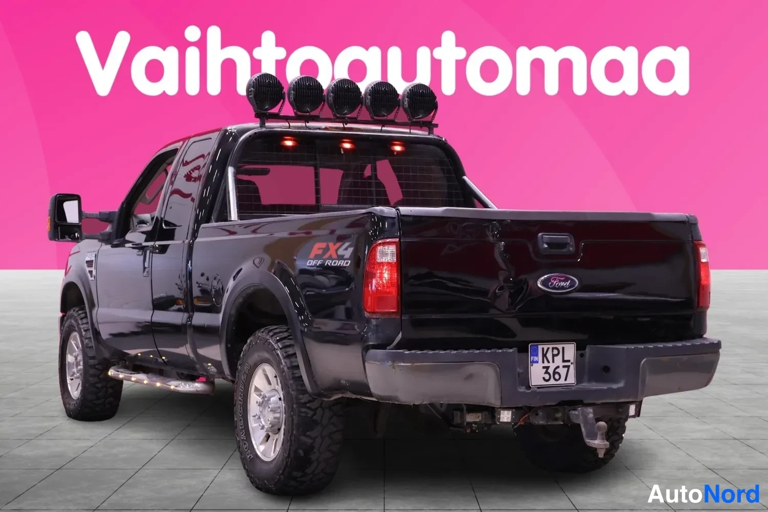 Takaviisto: Mustan avolavan rear three-quarter -kuva: takapää ja vasen kylki näkyvissä, kattoon asennettu viisi lisävaloa, FX4 Off Road -tarralla, rekisteri KPL 367.