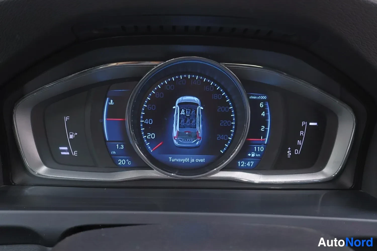 Muu: Volvo V60 T3 2014: digitaalinen mittaristo nopeusmittarilla, polttoainemittarilla ja lämpötilalla; teksti 'Turvavyöt ja ovet' ja kellonaika 12:47.