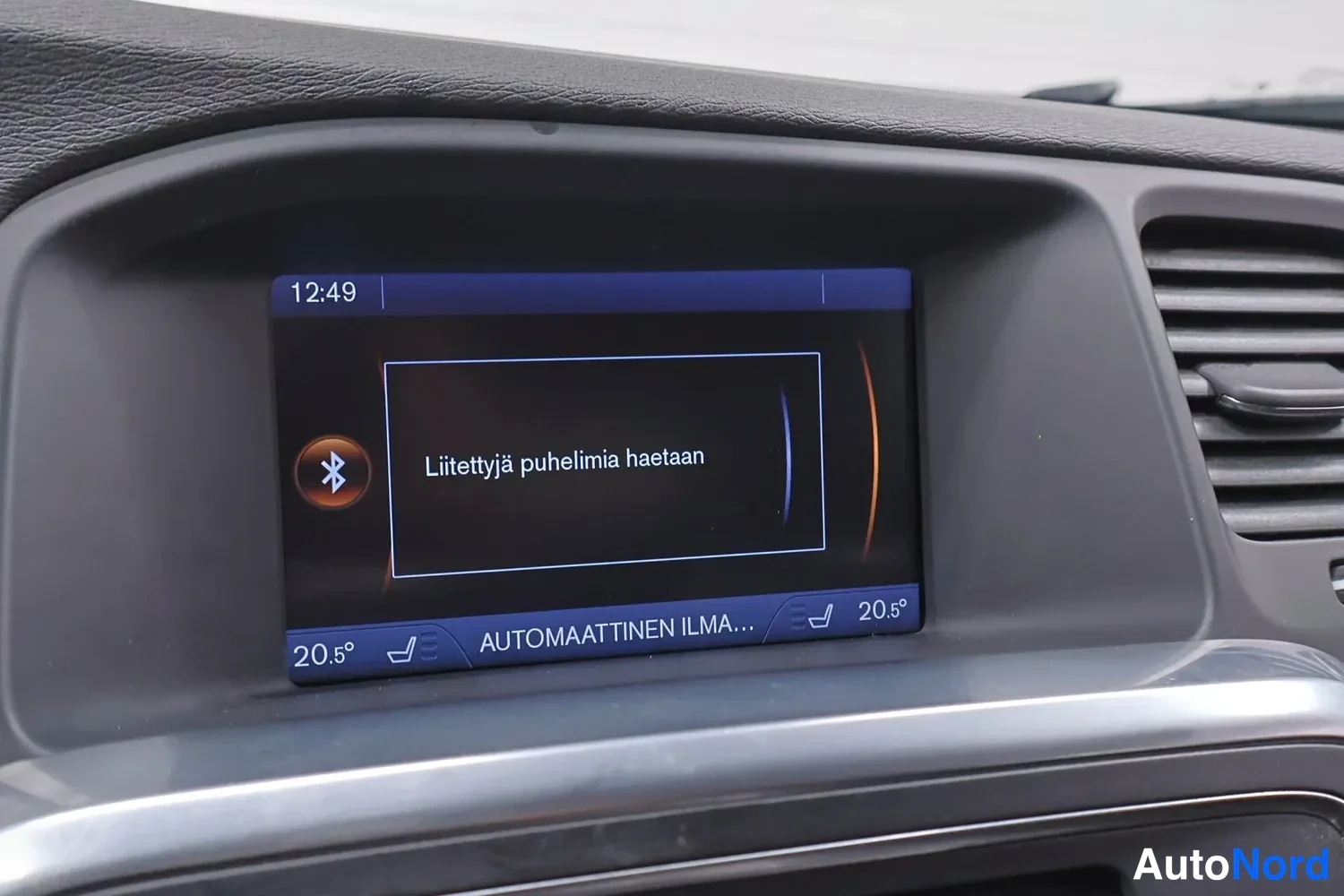 Muu: Volvo V60:n infotainment-näyttö, jolla bluetooth-symboli ja teksti: Liitettyjä puhelimia haetaan.