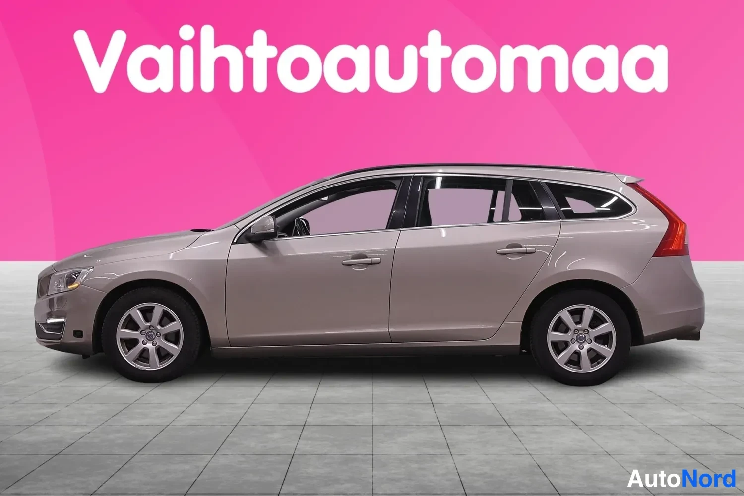 Etuviisto, nokka vasemmalle: Volvo V60 -farmari sivukuva vasemmasta kyljestä, vaaleanbeige runko.