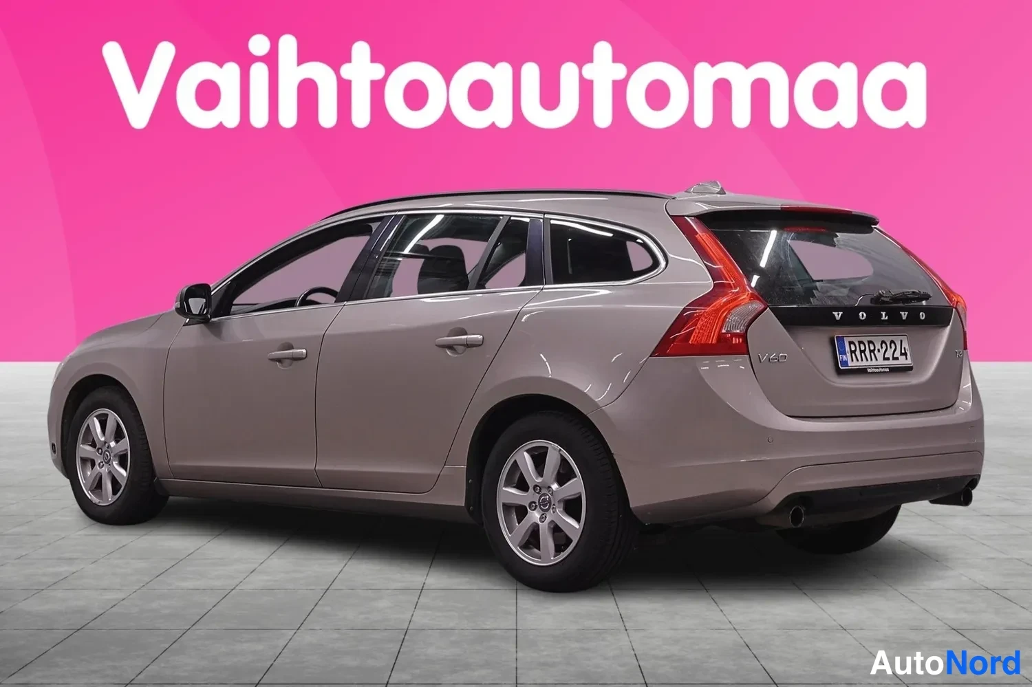 Takaviisto: Volvo V60 -farmari takakolmannesivukuva, VOLVO-merkintä ja V60-tunnus takaluukussa, rekisteritunnus.