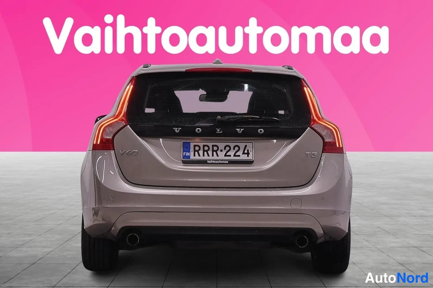 Takaa: Volvo V60:n takaosa suoraan takaa, VOLVO- ja V60-merkinnät, T3-tunnus, rekisteritunnus, kaksi pakoputkea.