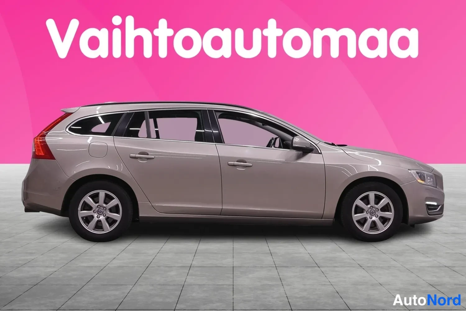 Sivulta: Volvo V60 farmari sivulta, beigenharmaa koriväri, hopeiset kevytmetallivanteet.
