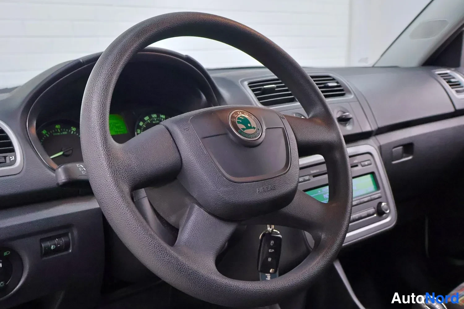 Muu: Ohjauspyörä ja kojelauta, Škoda-merkki näkyvissä