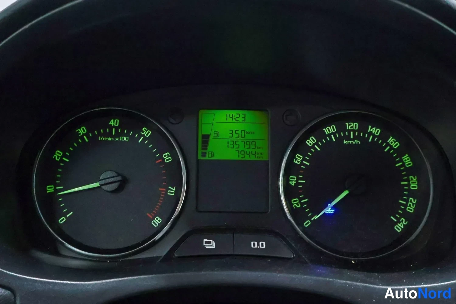 Muu: Mittariston lähikuva: kierroslukumittari, nopeusmittari ja näyttö, jossa lukee 135 799 km.