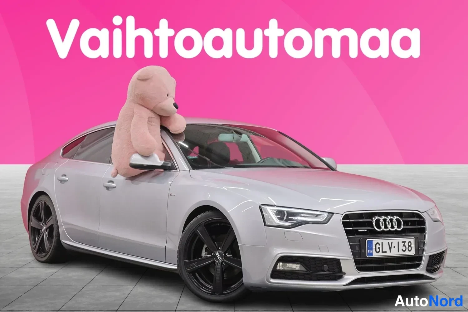 Etuviisto, nokka oikealle: Audi A5 Sportback -henkinen hopeanvärinen ajoneuvo kolmiväriteljäinen etunäkymä oikealta, etusäleikö ja rekisterikilpi näkyvissä
