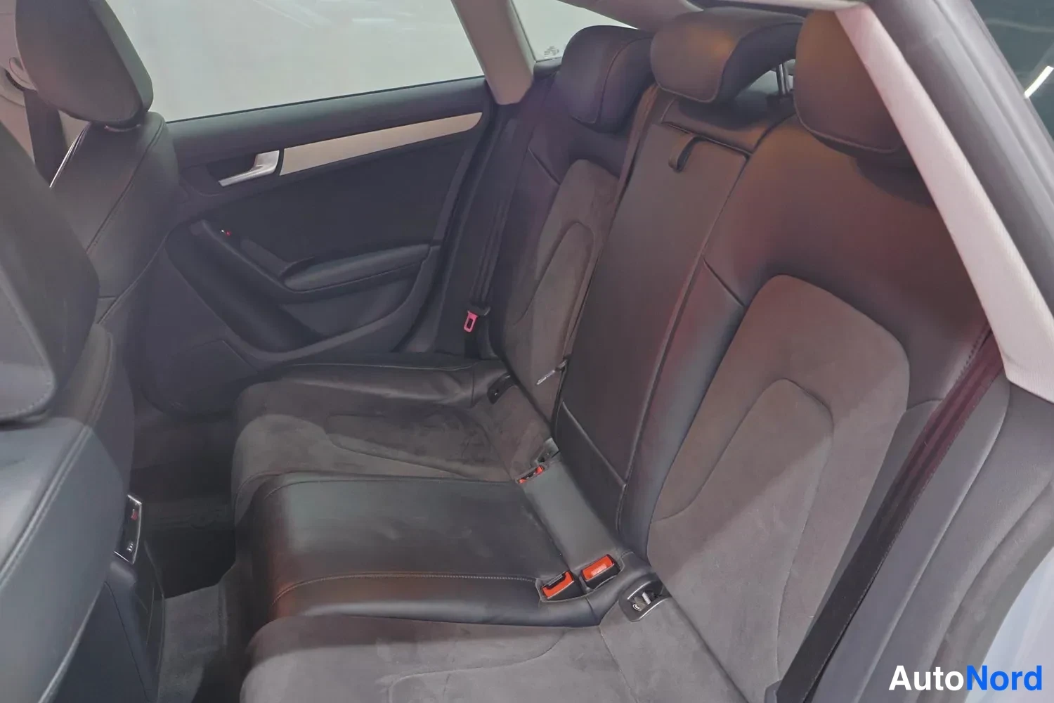 Edestä: Audi A5 Sportbackin takaistuimet ja takiovin paneelit sisätiloissa.