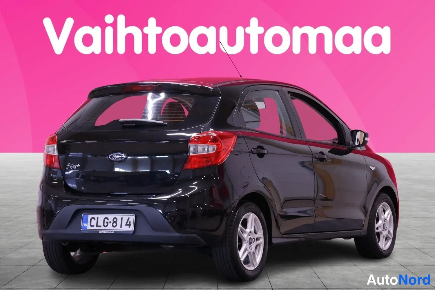 Takaviisto: Mustan Ford Ka -henkilöautin takakulmanézet, rekisterikilpi.