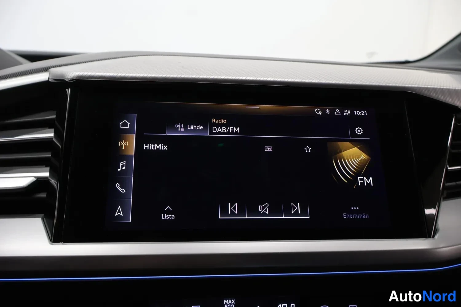 Muu: Keskikonsolin infotainment-näyttö radiovalikossa: lähde DAB/FM, asema HitMix, kello 10.21.
