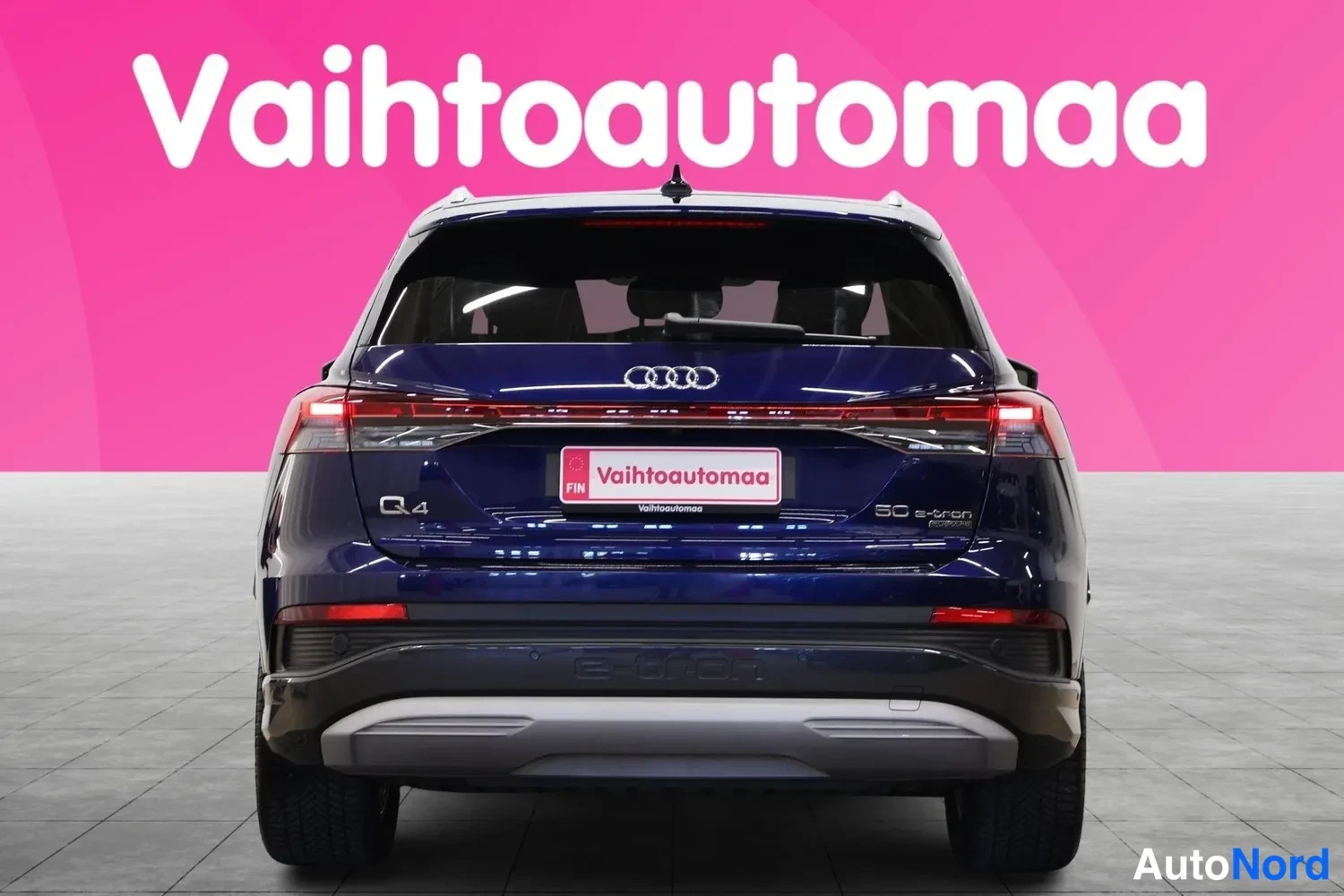 Takaa: Tummansininen auton perä suoraan takaa; takaluukussa merkinnät Q4 ja 50 e-tron quattro.