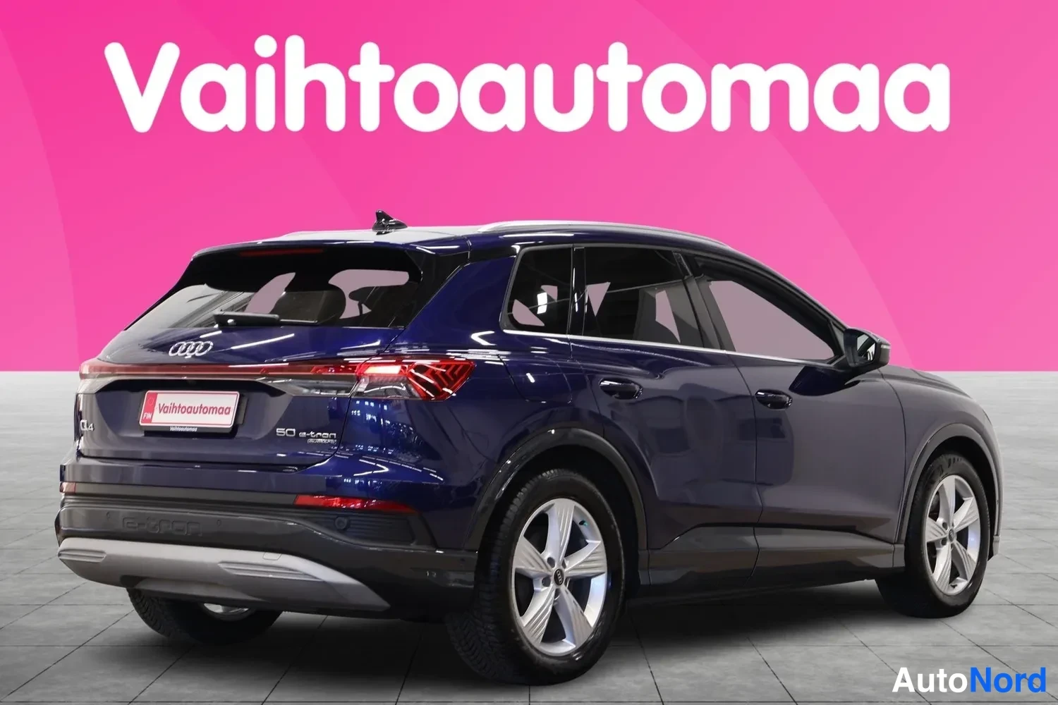 Takaviisto: Tummansininen Audi kulmataglauksesta takaa vasemmalta; perässä merkinnät Q4 ja 50 e-tron.