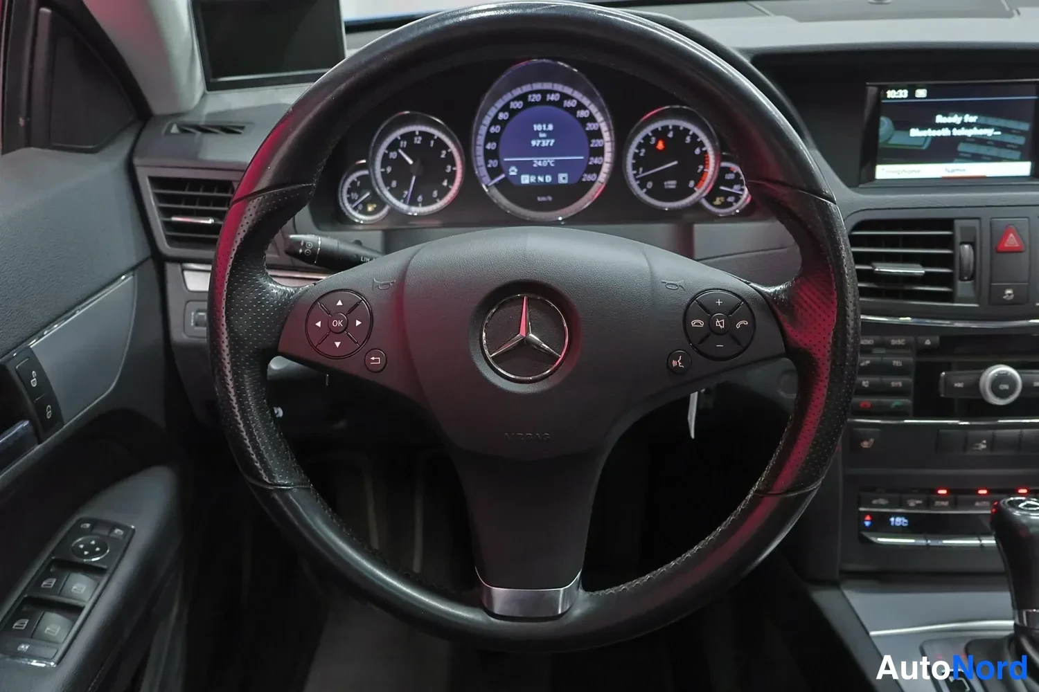Muu: Ohjauspyörä ja mittaristo lähikuvassa Mercedes-Benzin sisätiloissa.