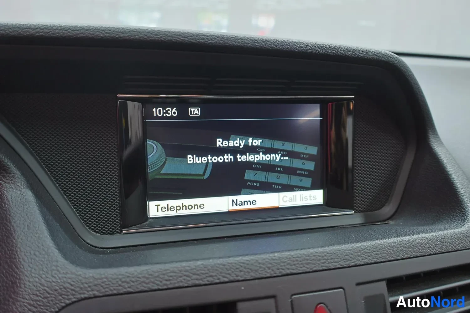 Muu: Keskikonsolin näyttö näyttää tekstiä 'Ready for Bluetooth telephony...' sekä valikot Telephone, Name ja Call lists.