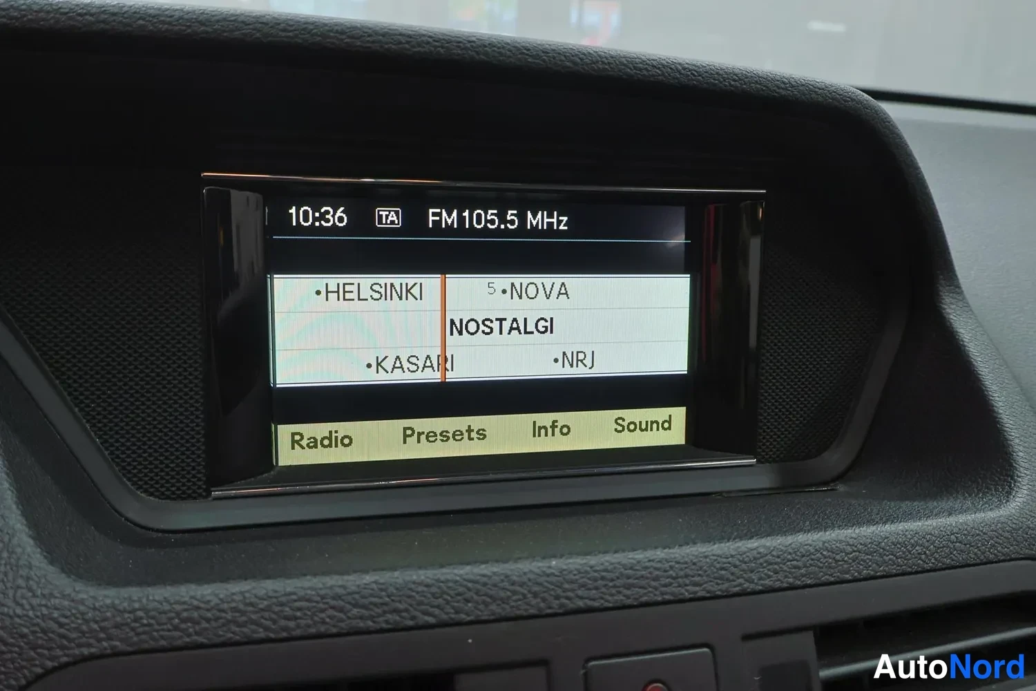 Muu: Radio näkyy keskikonsolin näytöllä taajuudella FM 105.5 MHz, kanavalistalla HELSINKI, NOVA, NOSTALGI, KASARI ja NRJ.