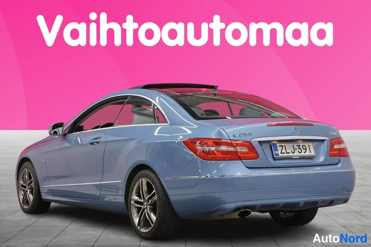 Takaviisto: Sininen Mercedes-Benzin coupé takaa vasemmalta kuvattuna; rekisterikilpi ja E 250 CGI -merkintä näkyvät.