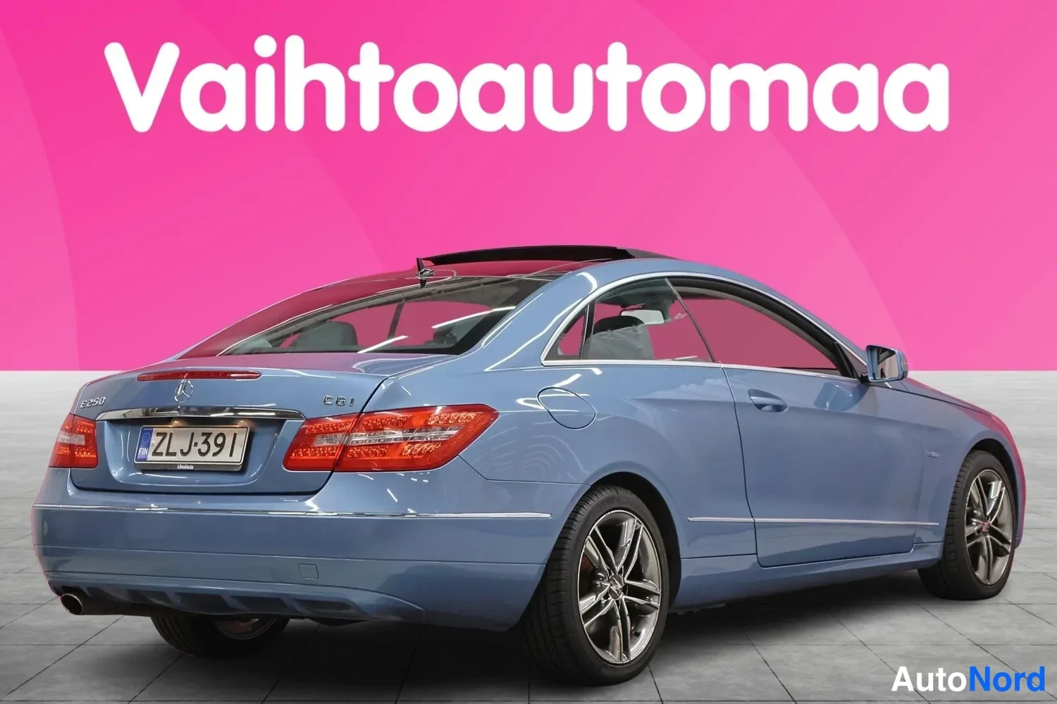Takaviisto: Sininen Mercedes-Benzin coupé takaa oikealta kuvattuna; rekisterikilpi ja E 250 CGI -merkintä näkyvät.