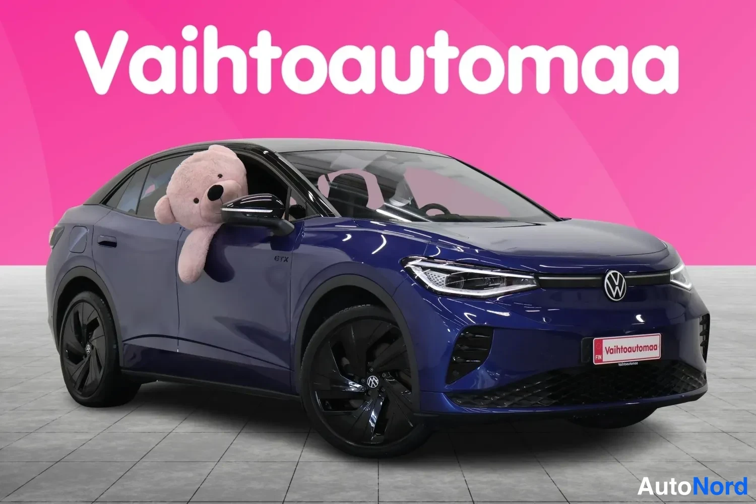 Etuviisto, nokka oikealle: Sininen Volkswagen-automalli kolmesta neljäsosasta etusivulta katsottuna, etukeula oikealla.