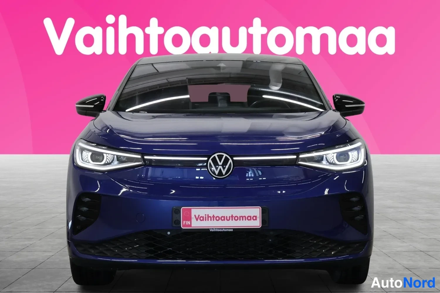 Edestä: Sininen Volkswagen-automalli suoraan edestä kuvattuna.