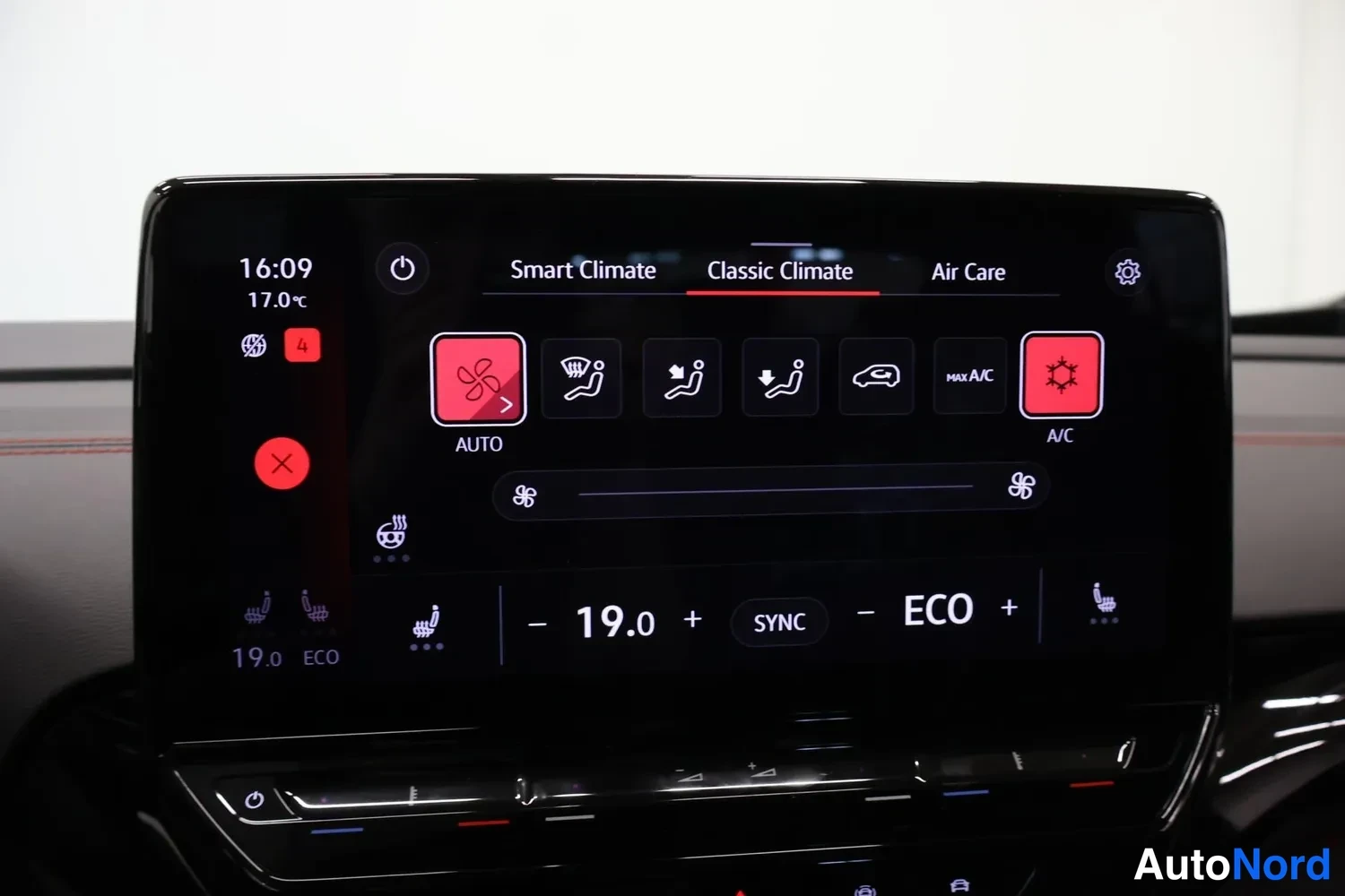 Muu: Auton kosketusnäyttö näyttää Classic Climate -ilmastointivalikon, jossa on AUTO- ja A/C-toiminnot sekä 19 asteen lämpötila ja SYNC.