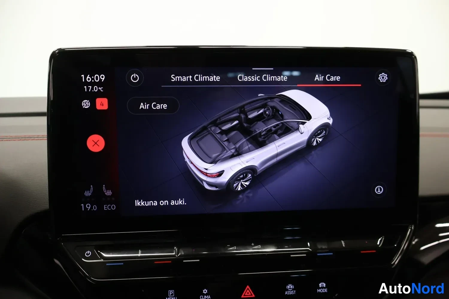 Muu: Auton infotainment-näyttö ilmastointinäkymässä; valikot Smart Climate, Classic Climate ja Air Care sekä teksti 'Ikkuna on auki.' ja auton kuvituskuva.