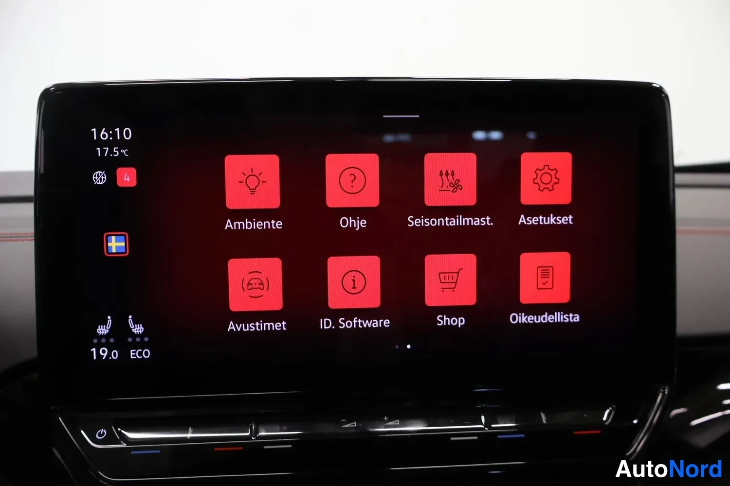 Muu: Infotainment-näytön valikko toisella sivulla: Ambiente, Ohje, Seisontailmast., Asetukset, Avustimet, ID. Software, Shop, Oikeudellista.