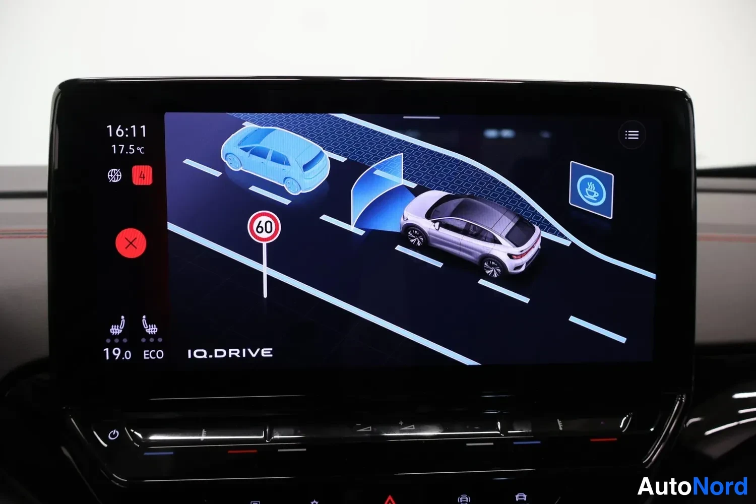 Muu: Infotainment-näyttö näyttää IQ.DRIVE -kuljettaja-avustusjärjestelmän tilan visualisointia, jossa aiheellinen liikennemerkki 60 ja havaittujen ajoneuvojen kuvat.