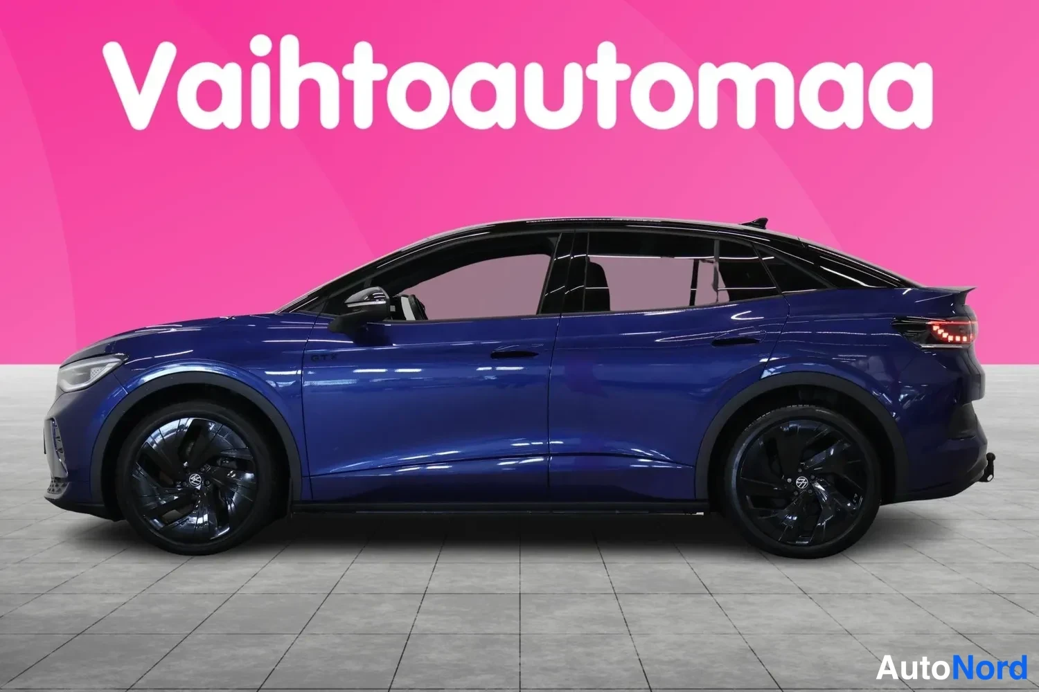 Etuviisto, nokka vasemmalle: Sininen Volkswagen ID.5 GTX profilista, keulakotka ja kylki näkyvissä, tummat kevytmetallivanteet.