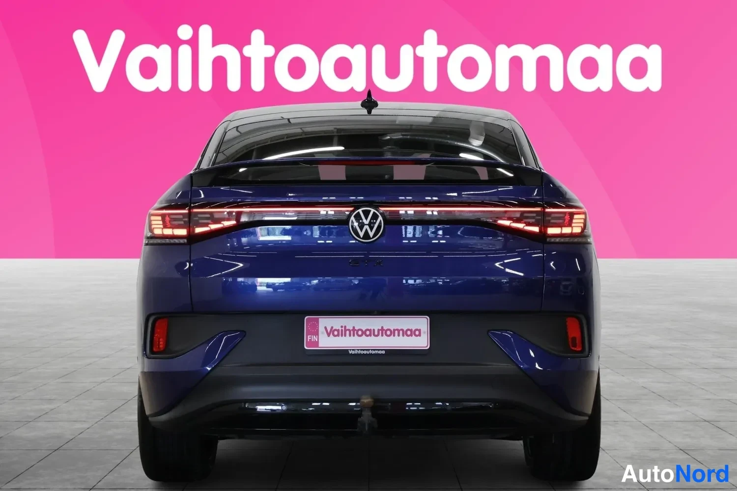 Takaa: Sininen Volkswagen ID.5 GTX suoraan takaa, täysin ristikkäiset takavalot ja rekisterikilven paikka näkyvissä.